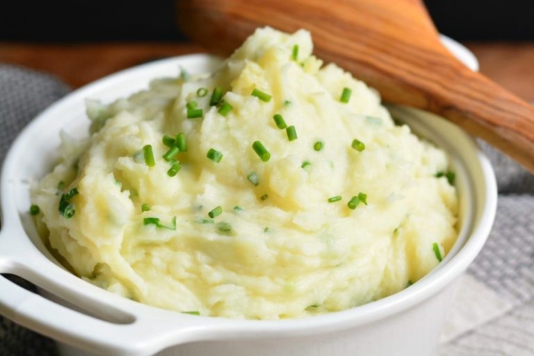 White Cheddar and Chive Creamy Mashed Potatoes