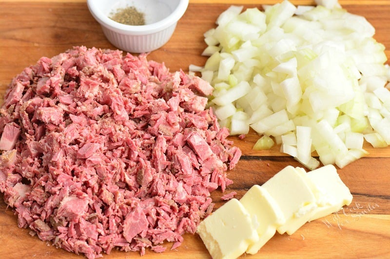 ingredients: corned beef, onion, butter, salt, and pepper