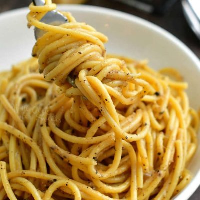Cacio e Pepe - Easy Cheesy Classic Italian Pasta Dish