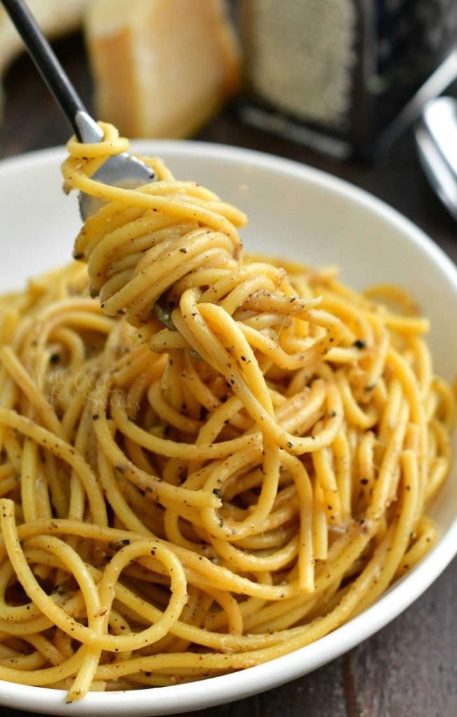 Cacio e Pepe - Easy Cheesy Classic Italian Pasta Dish