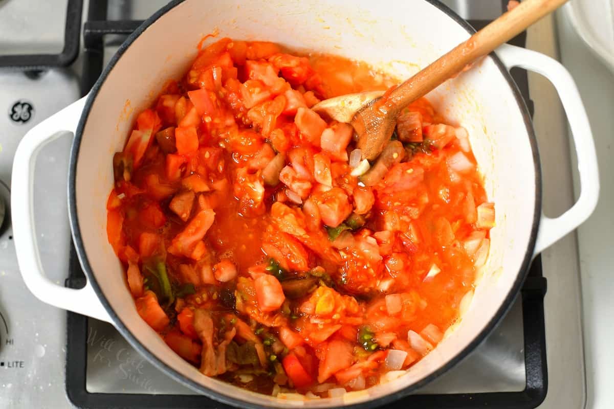 pomodoro-sauce-classic-italian-tomato-sauce-with-simple-ingredients