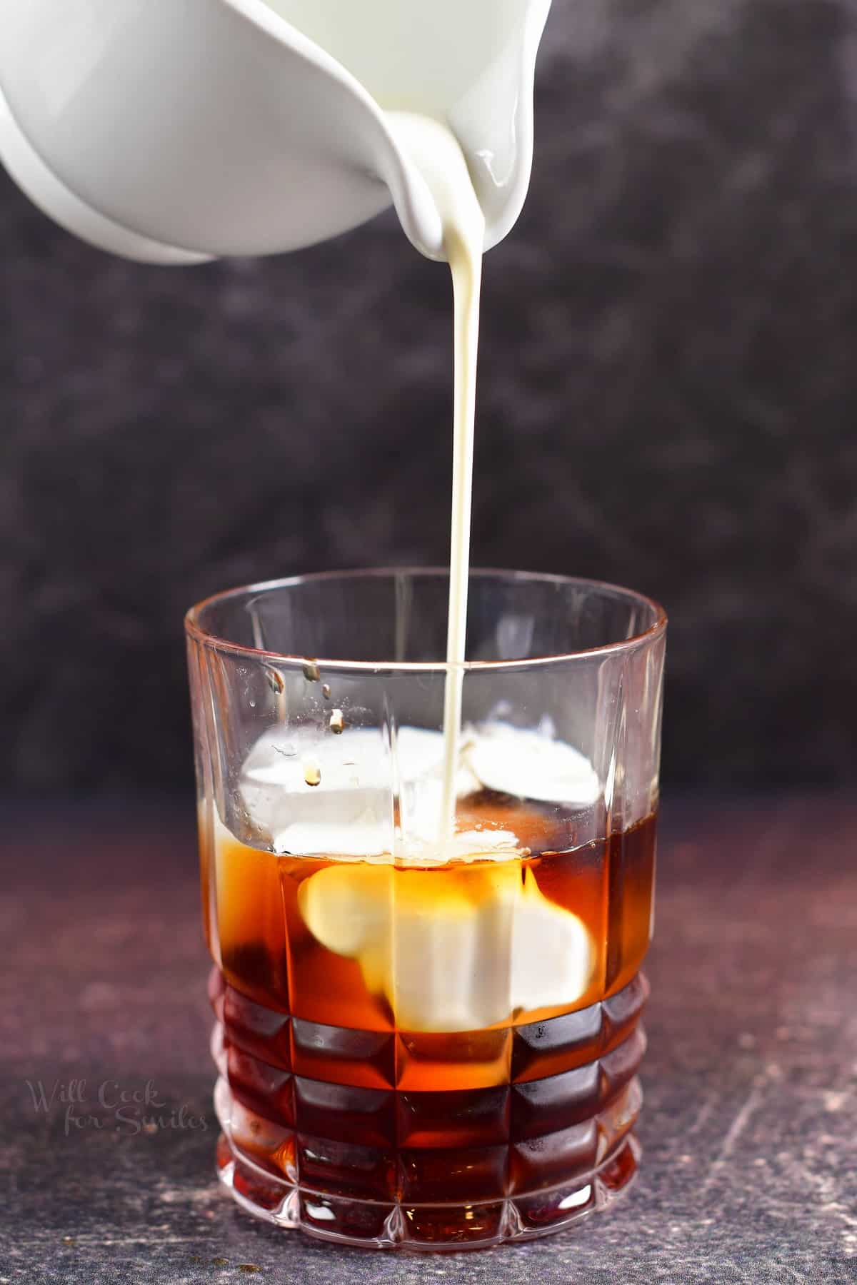 White Russian - A Classic Vodka Cocktail With Only 3 Ingredients