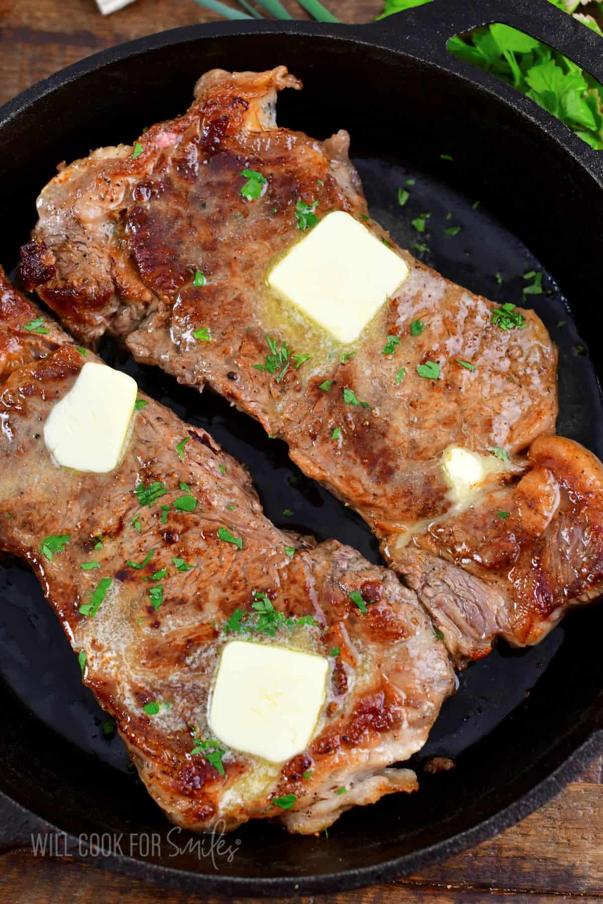 https://www.willcookforsmiles.com/wp-content/uploads/2023/03/How-To-Cook-Steak-In-The-Oven-top-view.jpg