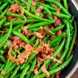 green beans sauteed with bacon and onions in the pan.