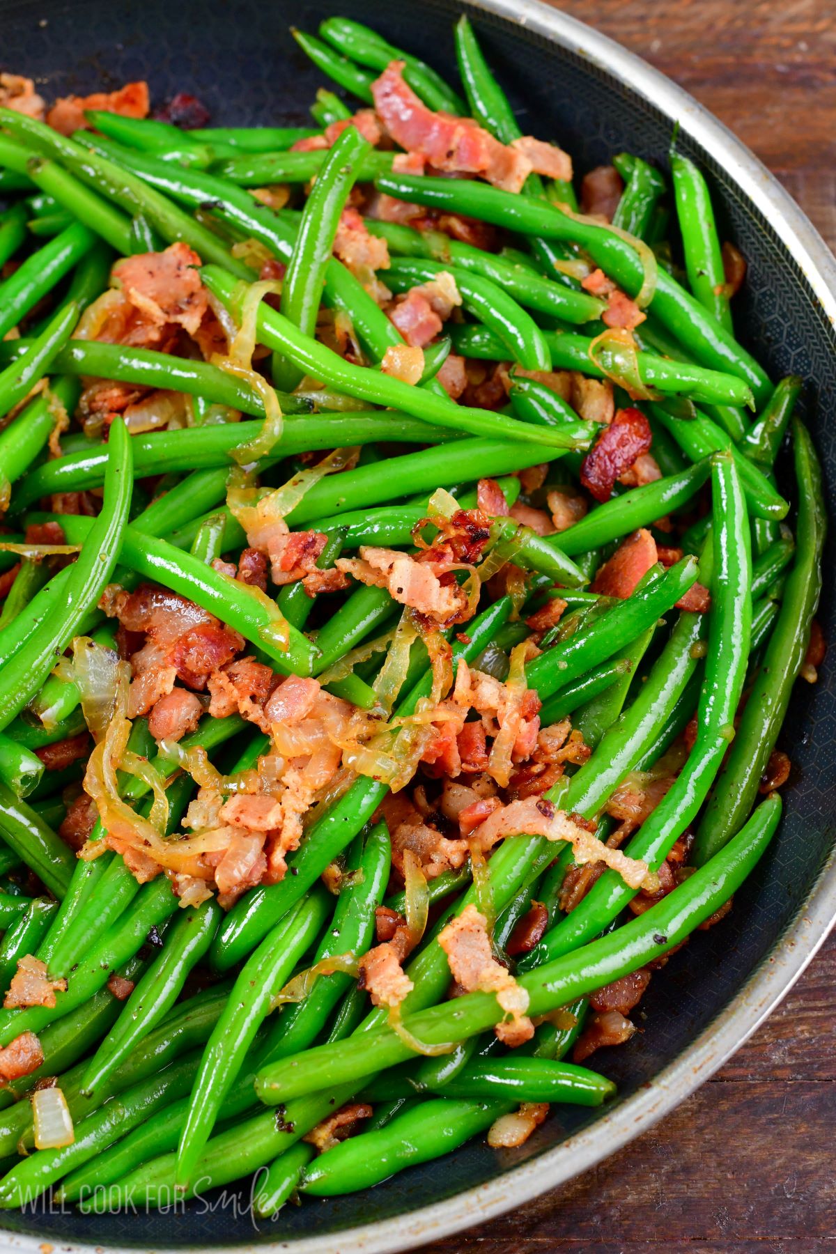 green beans sauteed with bacon and onions in the pan.