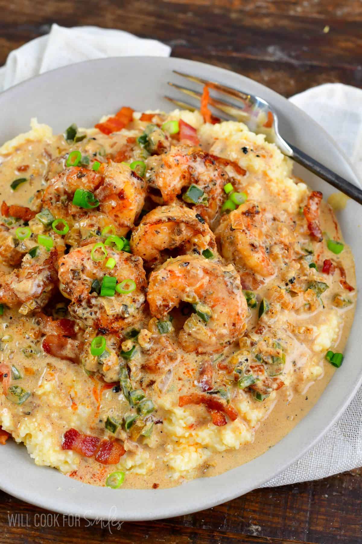 cheesy grits topped with Cajun shrimp crispy, bacon and Cajun cream sauce.